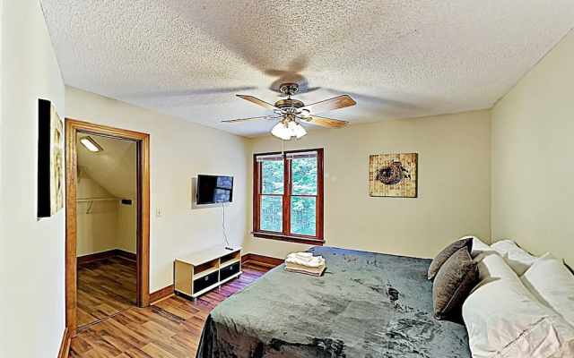 photo 4 of New Listing! Exquisite Country Hideaway W/ Pool 4 Bedroom Home