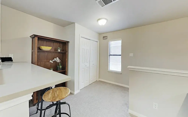 photo 4 of New Listing! Hill Country Getaway W/ Large Balcony 2 Bedroom Apts