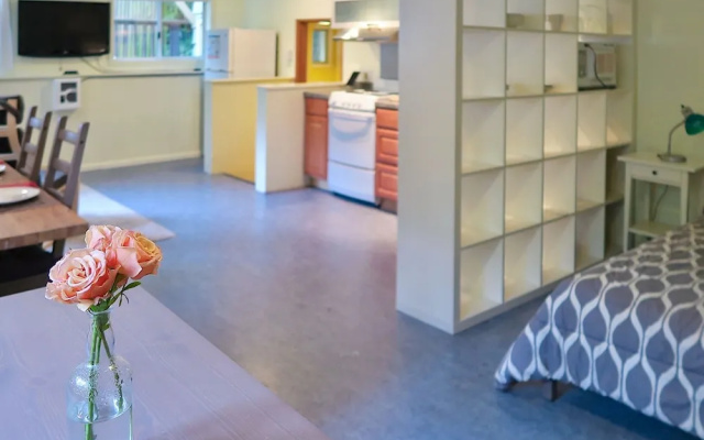 photo 2 of New Listing! Laurelhurst Hideaway, Near University Studio Bedroom Apts