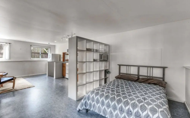 photo 4 of New Listing! Laurelhurst Hideaway, Near University Studio Bedroom Apts