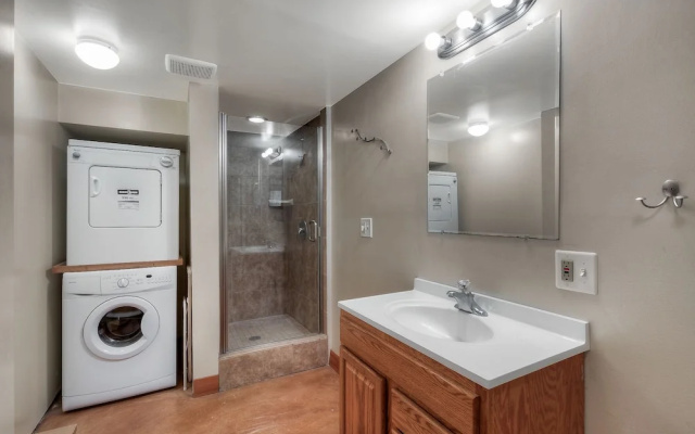 photo 5 of New Listing! Laurelhurst Hideaway, Near University Studio Bedroom Apts