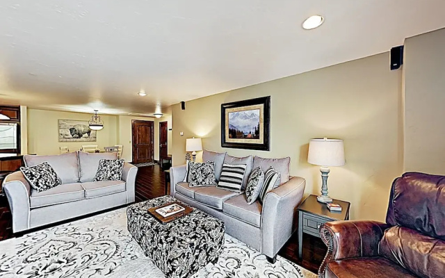 photo 4 of New Listing! Luxe Mountain-view W/ Hot Tubs 3 Bedroom Condo