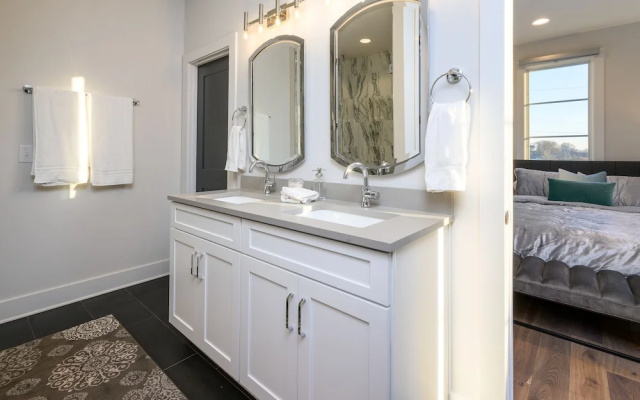 photo 4 of New Listing! Luxe New-build W/ Rooftop Lounge 3 Bedroom Townhouse