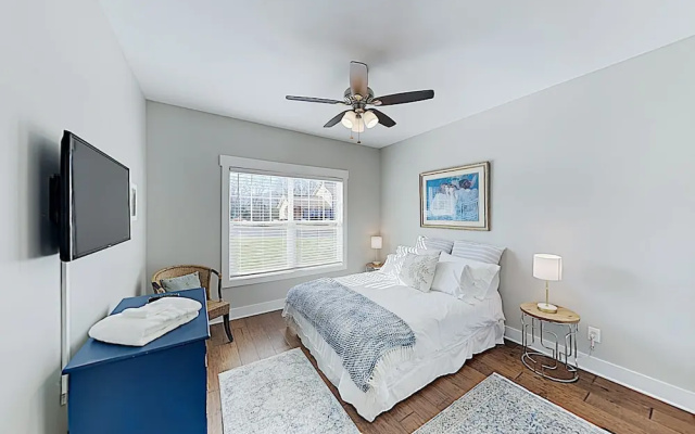 photo 3 of New Listing! Modern Mountain-view Getaway W/ Deck 3 Bedroom Home