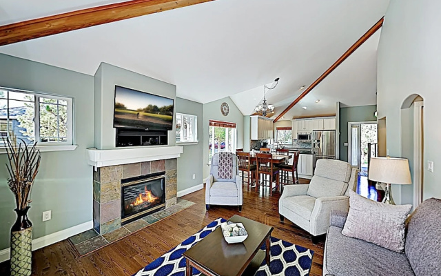 photo 2 of New Listing! Modern Townhome On Golf Course 3 Bedroom Townhouse