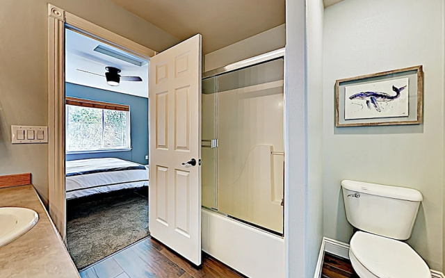 photo 5 of New Listing! Modern Townhome On Golf Course 3 Bedroom Townhouse