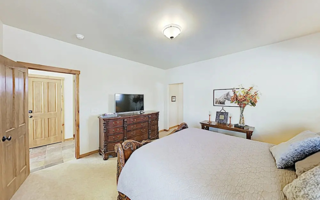 photo 4 of New Listing! Mountain-view Ski & Golf Getaway 3 Bedroom Home