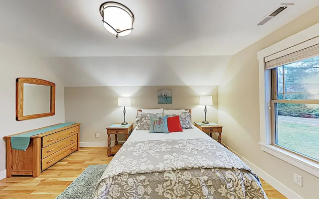photo 5 of New Listing! Roomy W/ Deck, Near Creamery 4 Bedroom Home