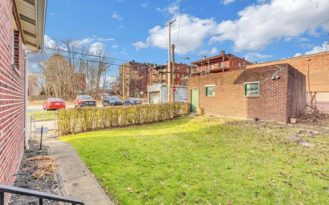 photo 4 of "new Listing" Spacious 3 Bedroom Large Home Close to Downtown, Oakland, & East Liberty! 3 Home by Redawning