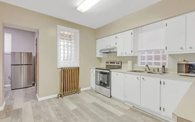 photo 5 of "new Listing" Spacious 3 Bedroom Large Home Close to Downtown, Oakland, & East Liberty! 3 Home by Redawning