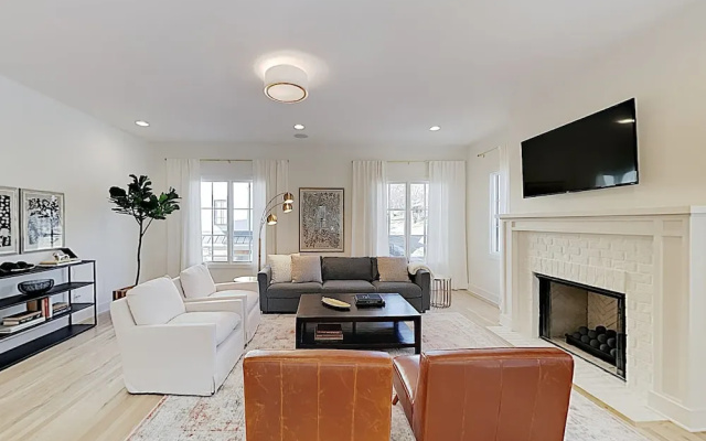 photo 2 of New Listing! Stylish All-suite End Unit W/ Garage 3 Bedroom Townhouse