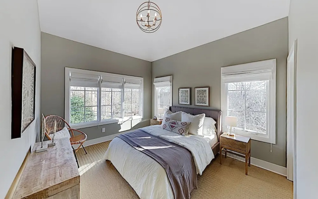 photo 5 of New Listing! Stylish All-suite End Unit W/ Garage 3 Bedroom Townhouse