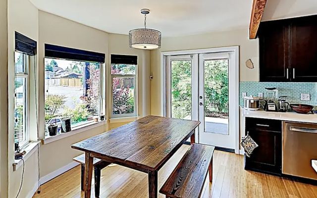 photo 4 of New Listing! Stylish Near Trendy Ballard 3 Bedroom Home