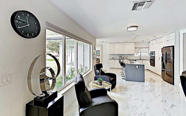 photo 2 of New Listing! Ultra-modern Luxury W/ Hot Tub 4 Bedroom Home
