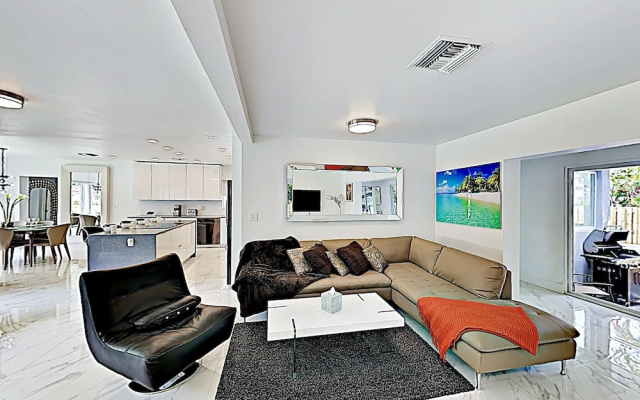 photo 4 of New Listing! Ultra-modern Luxury W/ Hot Tub 4 Bedroom Home