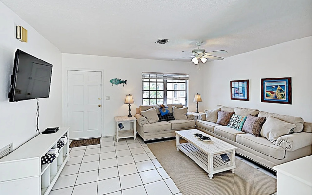 photo 2 of New Listing! Updated Beach W/ Sparkling Pool 1 Bedroom Condo