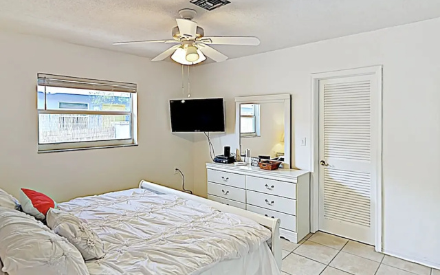 photo 4 of New Listing! Updated Beach W/ Sparkling Pool 1 Bedroom Condo