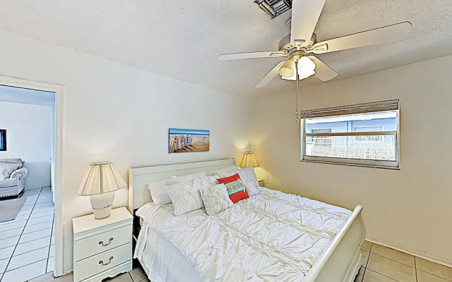 photo 5 of New Listing! Updated Beach W/ Sparkling Pool 1 Bedroom Condo