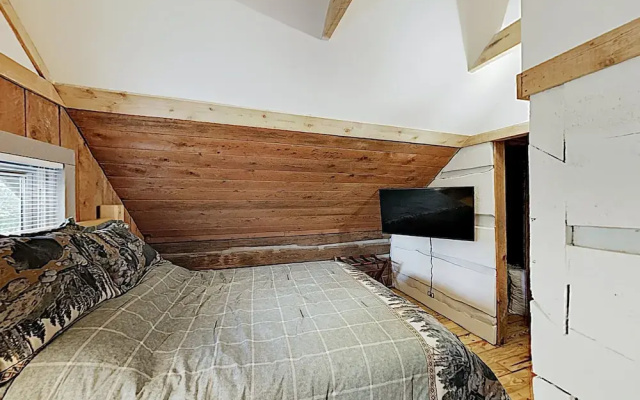 photo 5 of New Listing! Updated W/ Hot Tub On 2 Acres 1 Bedroom Cabin