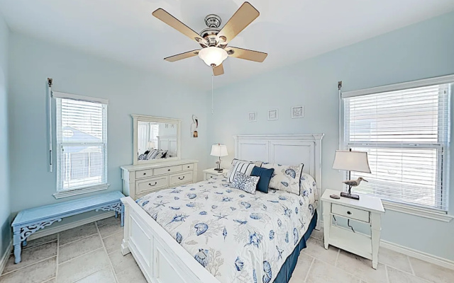 photo 2 of New Listing! Updated W/ Rooftop Deck 3 Bedroom Home