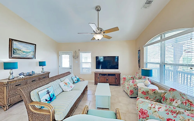 photo 4 of New Listing! Updated W/ Rooftop Deck 3 Bedroom Home