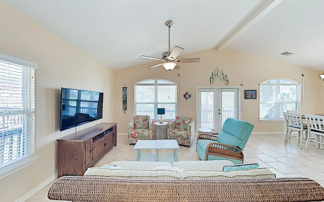 photo 5 of New Listing! Updated W/ Rooftop Deck 3 Bedroom Home