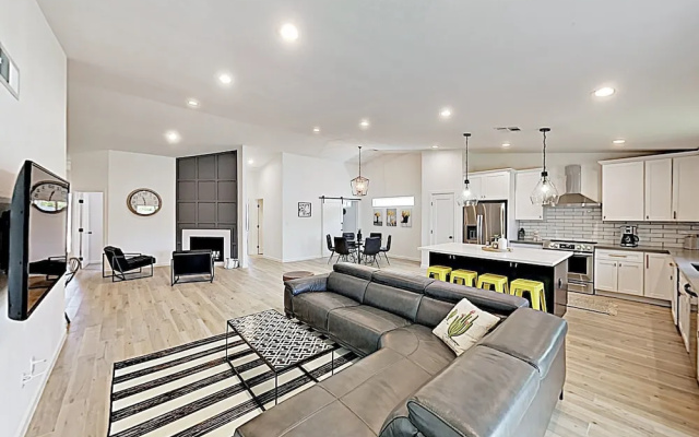 photo 3 of New Listing! Upscale Gem W/ Great Central Location Home