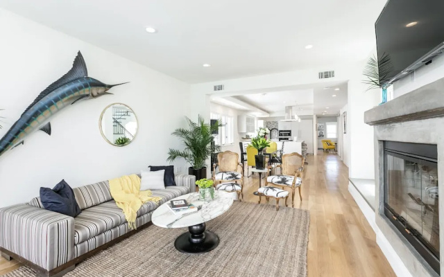 photo 2 of New Listing! Venice Canal-front W/ Pool, Near Beach 5 Bedroom Home