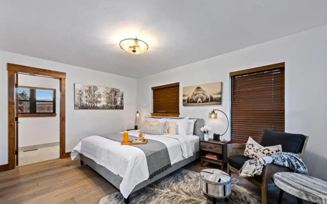 photo 5 of New Log cabin, The Bears Den - 2 bedrooms, loft, 2.5 bath, jacuzzi & Fireplace