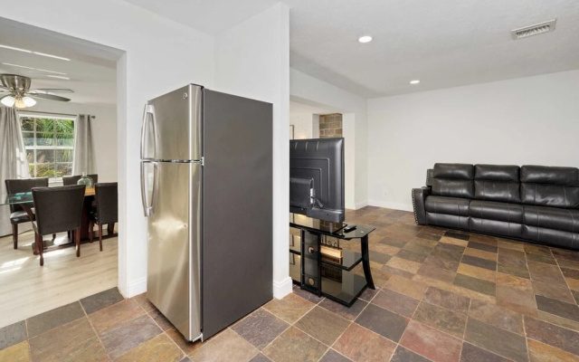photo 2 of New Private Green Oasis 3br-3bapatio, Private Parking Clean & Cozy
