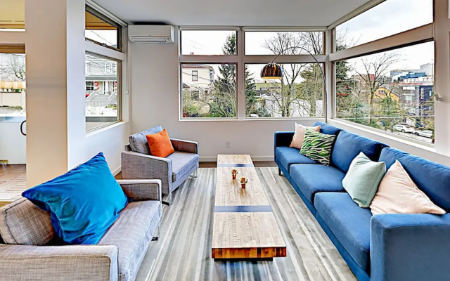 photo 2 of New ! Private Rooftop Deck W/ City Views 3 Bedroom Townhouse