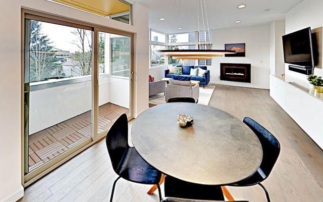 photo 4 of New ! Private Rooftop Deck W/ City Views 3 Bedroom Townhouse