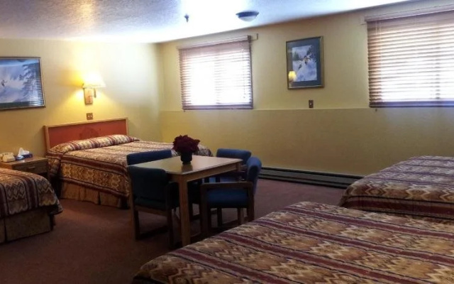 photo 2 of Summit Inn