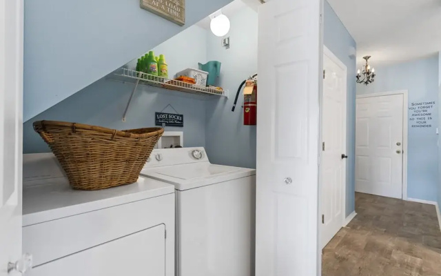 photo 2 of New To Market -townhome With 2 Master Suites Wifi Tennis Heated Community Pool Close To I-75 2 Bedroom Townhouse by RedAwning