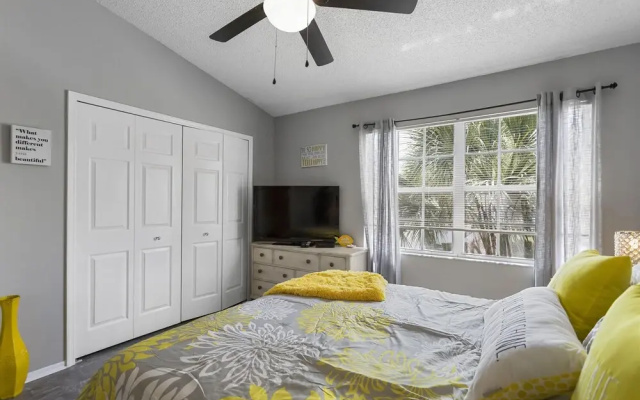 photo 4 of New To Market -townhome With 2 Master Suites Wifi Tennis Heated Community Pool Close To I-75 2 Bedroom Townhouse by RedAwning