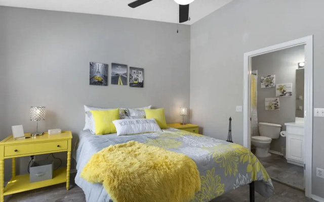 photo 5 of New To Market -townhome With 2 Master Suites Wifi Tennis Heated Community Pool Close To I-75 2 Bedroom Townhouse by RedAwning