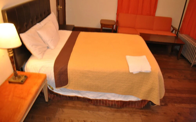 photo 3 of Newark Airport Room with Private Bath
