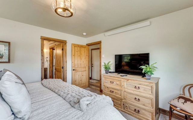 photo 2 of Newly Built Estes Park Townhome, 2 Miles to Rmnp!