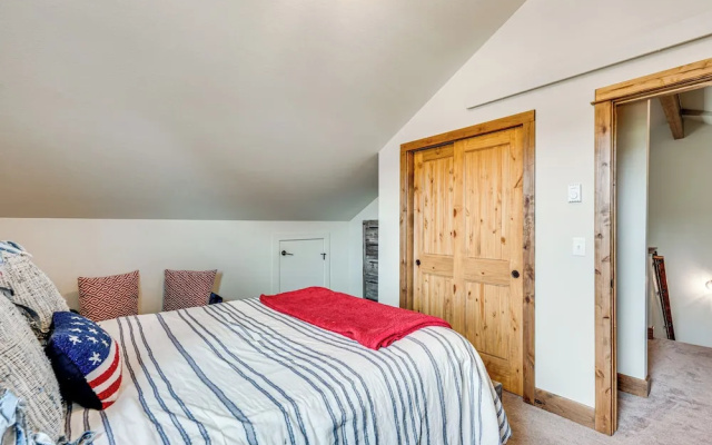 photo 5 of Newly Built Estes Park Townhome, 2 Miles to Rmnp!