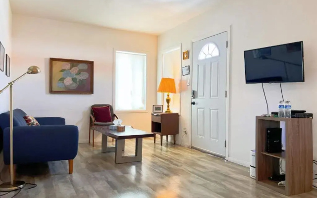 photo 4 of Newly remodeled 1 bed, 1 bath home near LAX, Forum