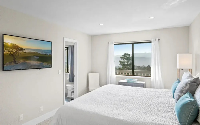 photo 2 of Newly Remodeled 4/4 With Bonus Room! Spectacular Valley Views! Aquarium Passes Available