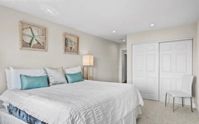 photo 3 of Newly Remodeled 4/4 With Bonus Room! Spectacular Valley Views! Aquarium Passes Available