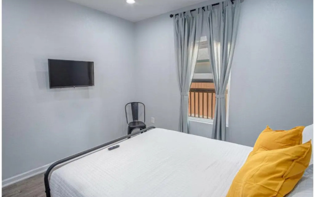 photo 4 of Newly Remodeled 4BR 2BA Near Amazing Downtown