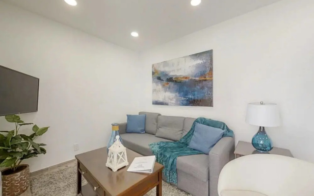 photo 2 of Newly Renovated 1 Bedroom Apt Designer Unit # 3