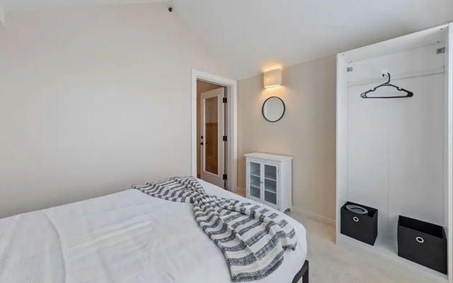 photo 3 of Newly Renovated 3 Bedroom Plus Loft With Stunning Mountain and Lake Views! 3 Condo by Redawning