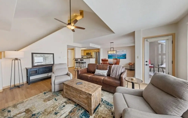 photo 4 of Newly Renovated 3 Bedroom Plus Loft With Stunning Mountain and Lake Views! 3 Condo by Redawning