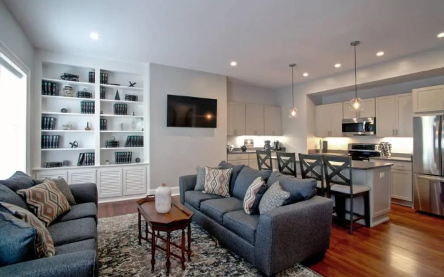 photo 3 of Newly Renovated 4 bed 3 bath and 2 Parking Spots