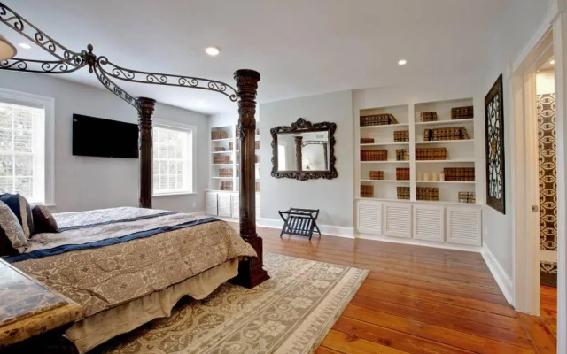 photo 5 of Newly Renovated 4 bed 3 bath and 2 Parking Spots