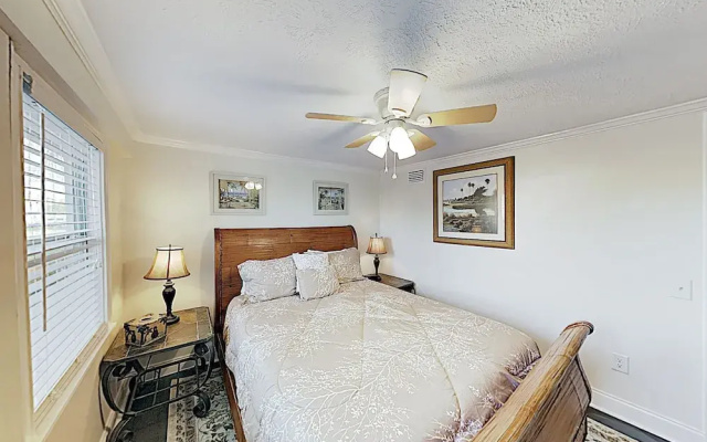 photo 4 of Newly Updated - Walk To Beach & Lagoon! 2 Bedroom Duplex