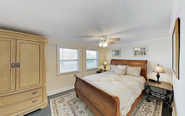 photo 5 of Newly Updated - Walk To Beach & Lagoon! 2 Bedroom Duplex